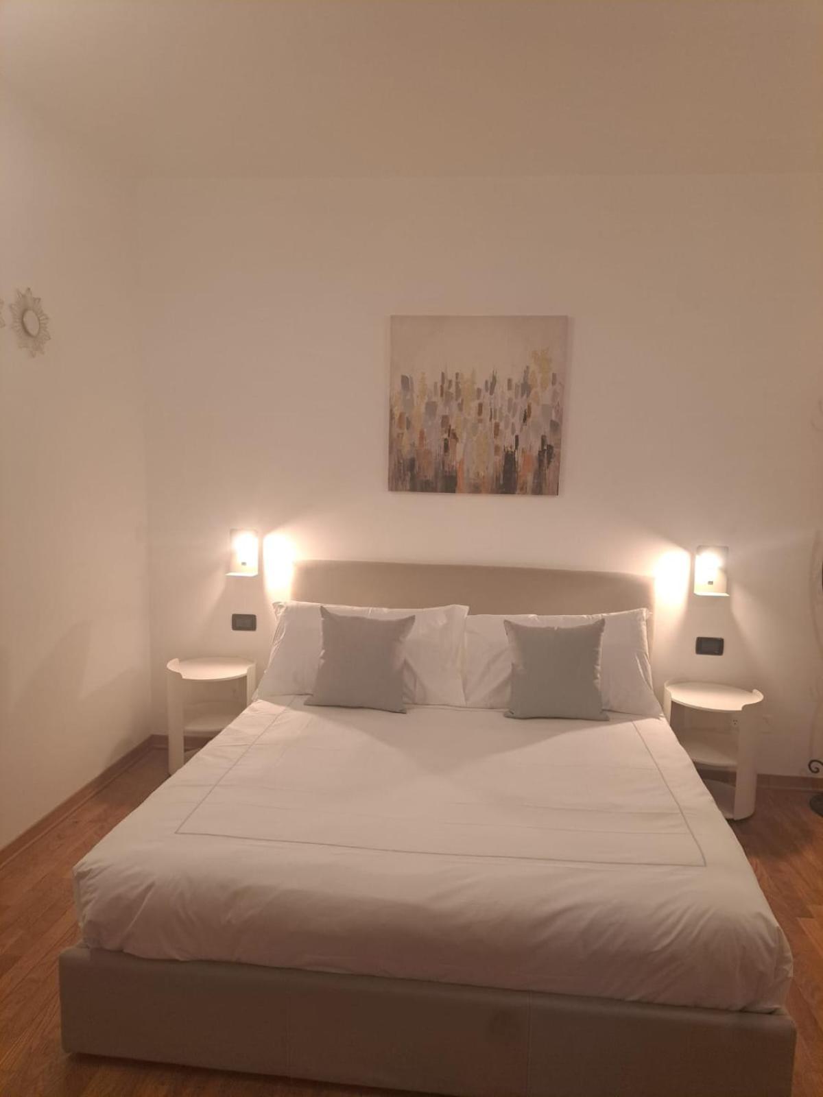 Palazzo Cusani Charming Rooms Vercelli Exterior photo
